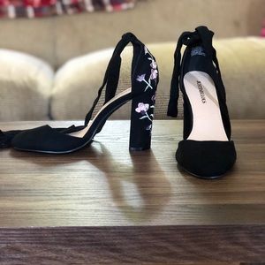 Women’s black and floral heels